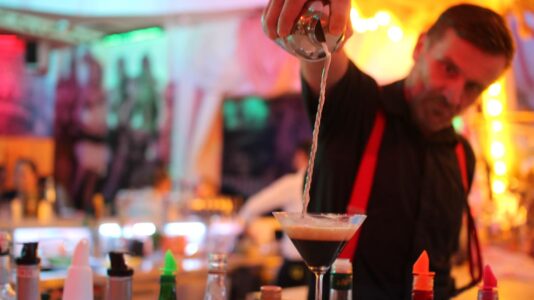 wilde matilde barkeeper schenkt cocktail ein