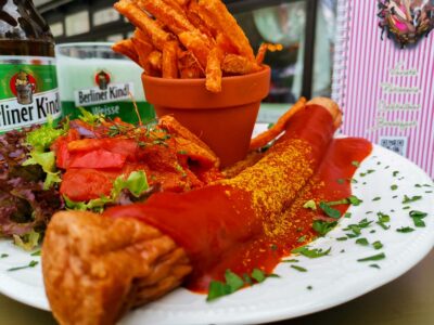 wilde matilde currywurst auf einem teller