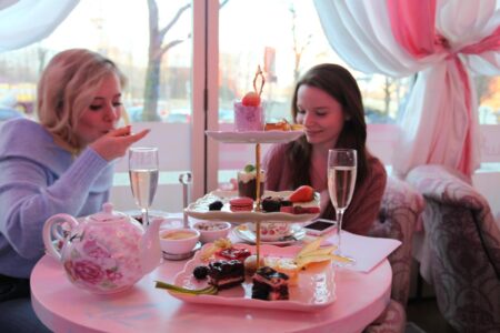wilde matilde zwei frauen essen gebäck
