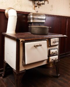 gasthaus mutter hoppe gastraum dekorativem altem herd