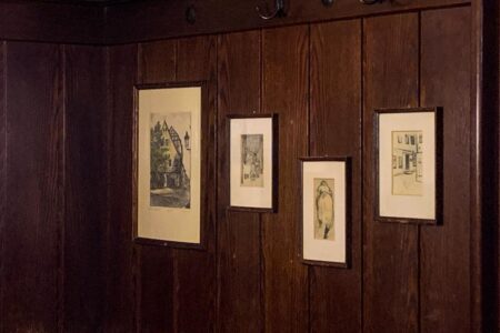 zum nussbaum dekoration an brauner holzwand