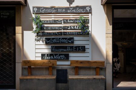 cafe zur alten zicke handbemalte aussenwerbung