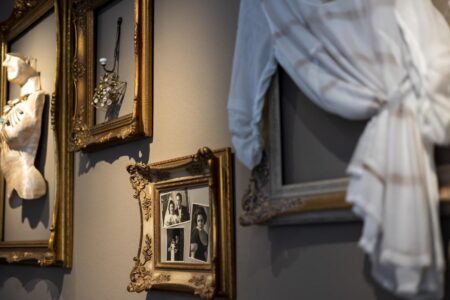 cafe zur alten zicke wanddeko mit gerahmten fotos