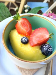 cafe zur alten zicke mit erdbeeren dekoriertes dessert