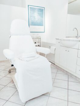 cosmetic institut kohl weiss eingerichteter behandlungsplatz