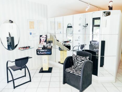 cosmetic institut kohl innenansicht mit stühlen und behandlungsplatz