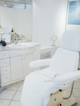 cosmetic institut kohl weiss eingerichteter behandlungsplatz
