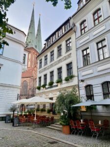 kaffeestube aussenbereich mit nikolaikirche im hintergrund
