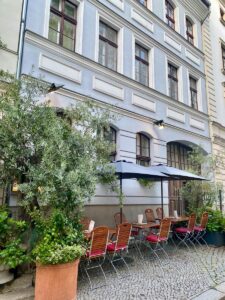 kaffeestube aussenbereich unter sonnenschirmen