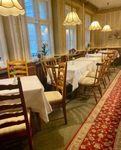 kaffeestube gastraum mit gedeckten tischen