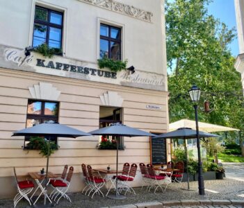 kaffeestube aussenbereich mit sitzplätzen