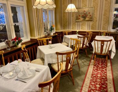 kaffeestube gastraum mit gedeckten tischen