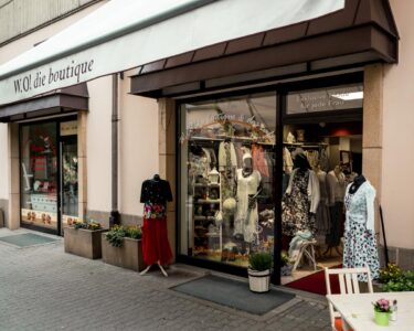 wo boutique aussenansicht mit damenbekleidung