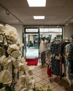 wo boutique damenbekleidung auf kleiderständern