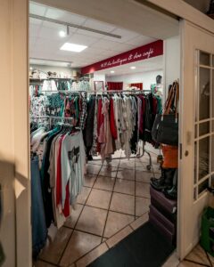 wo boutique damenbekleidung auf kleiderständern