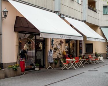 wo boutique aussenansicht mit warendekoration auf schaufensterpuppen