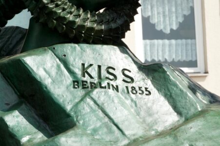 Inschrift "KISS" am Heiligen Georg Inschrift "KISS, Berlin 1855" am Heiligen Georg