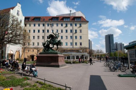 Standort des Georgsdenkmals am Spreeufer im Nikolaiviertel Standort des Georgsdenkmals am Spreeufer im Nikolaiviertel