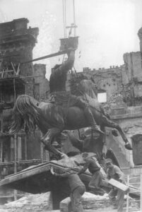 Bergung aus dem zerstörten Stadtschloss <a href="https://commons.wikimedia.org/wiki/File:Bundesarchiv_Bild_183-08243-0009,_Berlin,_Stadtschloss,_Abriss.jpg" target="_blank" rel="noopener">Bundesarchiv, Bild 183-08243-0009 / Igel; Kemlein, Eva / CC-BY-SA 3.0</a>, <a href="https://creativecommons.org/licenses/by-sa/3.0/de/deed.en" target="_blank" rel="noopener">CC BY-SA 3.0 DE</a>, via Wikimedia Commons Bergung des Heiligen Georg aus dem zerstörten Berliner Stadtschloss