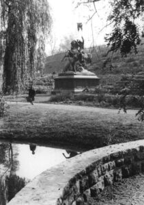 Am Großen Teich im Volkspark Friedrichshain <a href="https://commons.wikimedia.org/wiki/File:Bundesarchiv_Bild_183-21822-0009,_Berlin-Friedrichshain,_Denkmal_St._Georg_im_Kampf_mit_Drachen.jpg" target="_blank" rel="noopener">Bundesarchiv, Bild 183-21822-0009 / Weiß, Günter / CC-BY-SA 3.0</a>, <a href="https://creativecommons.org/licenses/by-sa/3.0/de/deed.en" target="_blank" rel="noopener">CC BY-SA 3.0 DE</a>, via Wikimedia Commons Der Heilige Georg am Großen Teich im Volkspark Friedrichshain