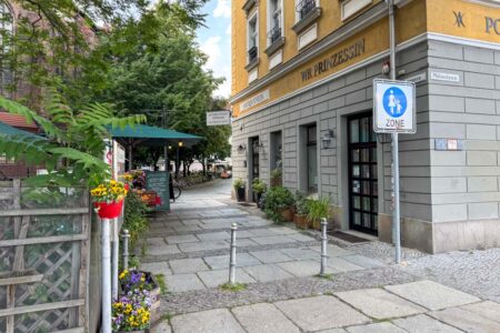 Die Eiergasse, Berlins kürzeste Strasse, Blickrichtung zum Nikolaikirchplatz