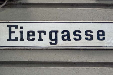 Strassenschild der Eiergasse, Berlins kürzester Strasse