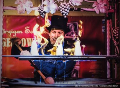 Feuerzangenbowle im Nikolaiviertel Berlin brennende Zuckerhüte