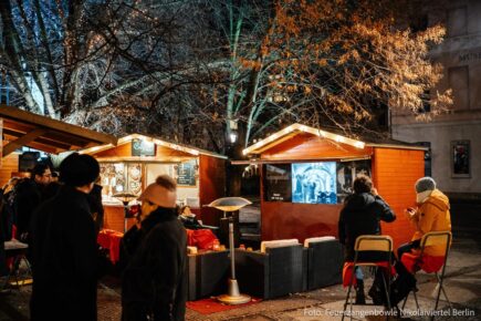 Feuerzangenbowle im Nikolaiviertel Berlin Buden auf dem Kirchplatz