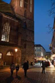 Feuerzangenbowle im Nikolaiviertel Berlin Blick auf Kirchplatz und Kirche