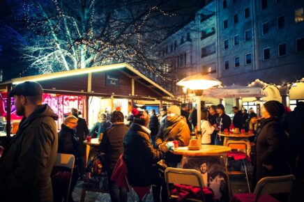 Feuerzangenbowle im Nikolaiviertel Berlin Leute trinken abends auf dem Kirchplatz