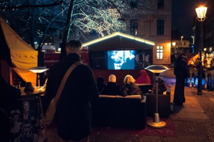 Feuerzangenbowle im Nikolaiviertel Berlin Leute schauen einen Film