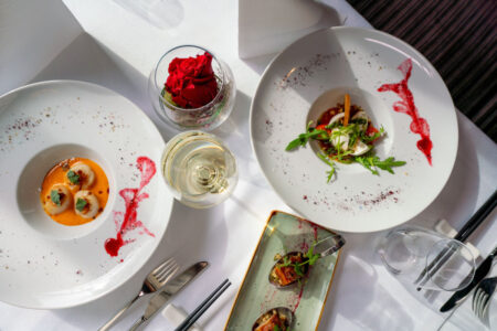 schön dekorierter tisch im Restaurant Moon Exquisite in Berlin Mitte