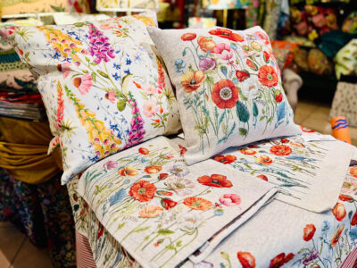 Frühlingskissen und Tischwäsche bei fröhlich wohnen