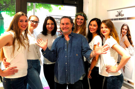 Marco Mannozzi mit Kundinnen in seiner Make-Up Lounge im Nikolaiviertel