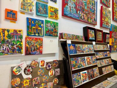 Bilder zum Verkauf in der Klio Karadim Galerie im Nikolaiviertel Berlin