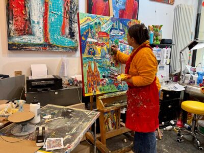 Künstlerin Klio Karadim malt ein Bild in ihrer Galerie im Nikolaiviertel Berlin