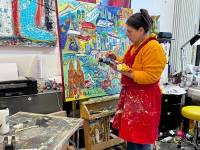 Künstlerin Klio Karadim malt ein Bild in ihrer Galerie im Nikolaiviertel Berlin