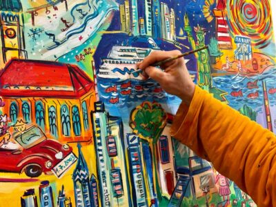 Künstlerin Klio Karadim malt ein Bild in ihrer Galerie im Nikolaiviertel Berlin