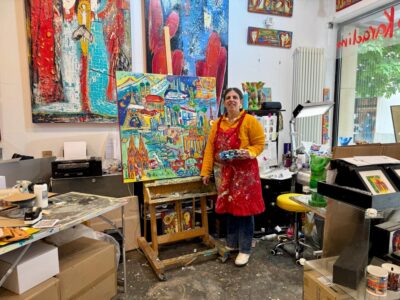 Künstlerin Klio Karadim vor einem Bild in ihrer Galerie im Nikolaiviertel Berlin