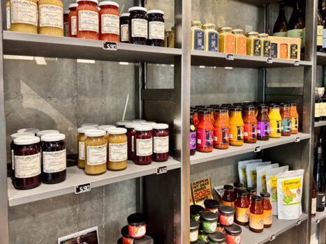 Produkte im Regal: Beef Jerky und Hot Sauces aus dem Nikolaiviertel Berlin-Mitte