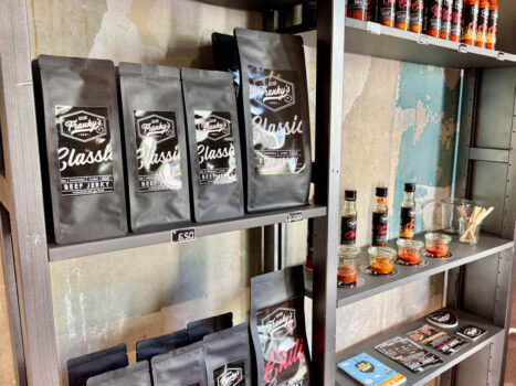 Produkte im Regal: Beef Jerky und Hot Sauces aus dem Nikolaiviertel Berlin-Mitte