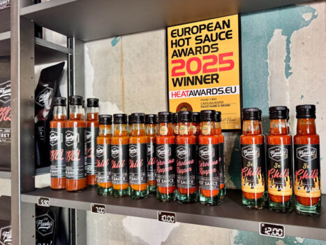 Produkte im Regal: Beef Jerky und Hot Sauces aus dem Nikolaiviertel Berlin-Mitte