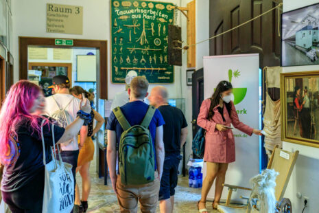 besucher im hanf museum berlin